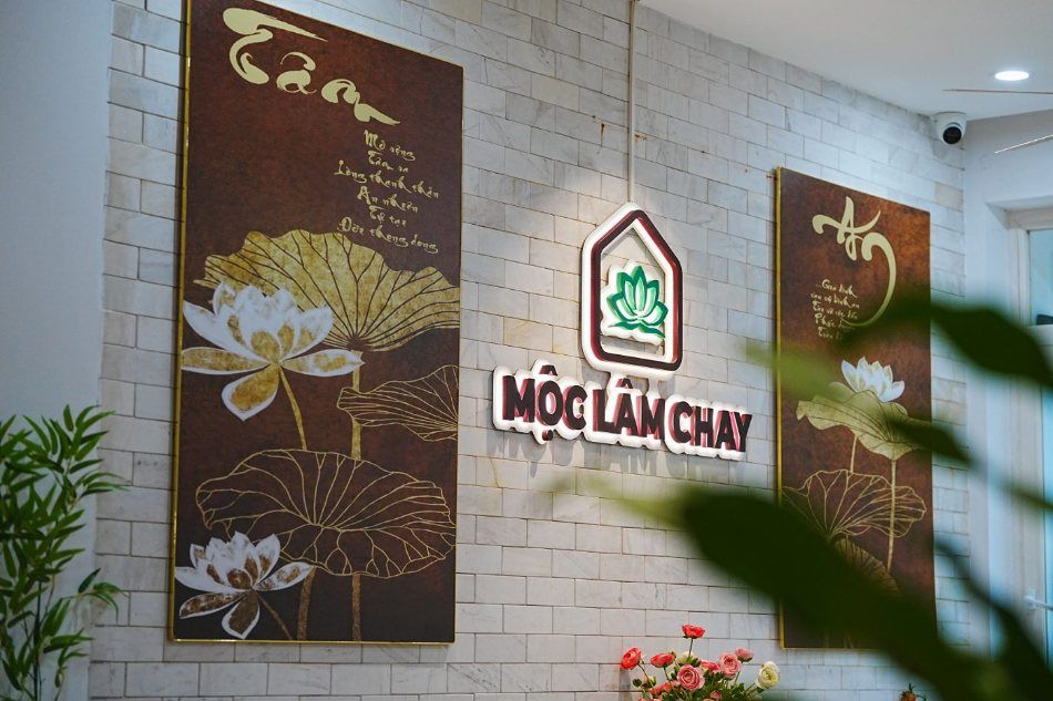 Tường sen Mộc Lâm Chay ốp đá trắng, hai tranh Tâm và An