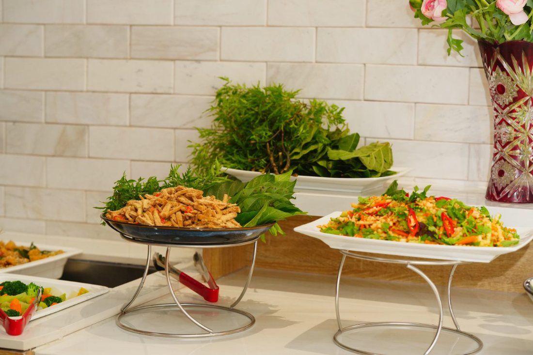 Mâm món chay bày trên quầy Mộc Lâm