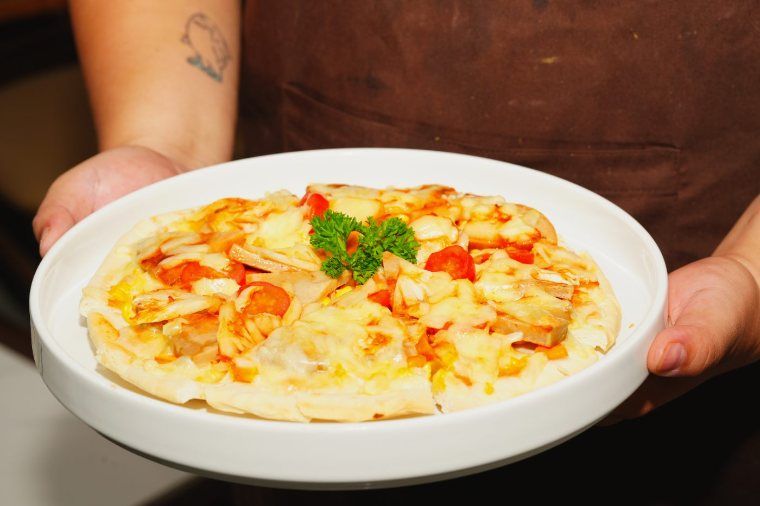 Pizza nấm rau củ phủ phô mai, đế nướng giòn